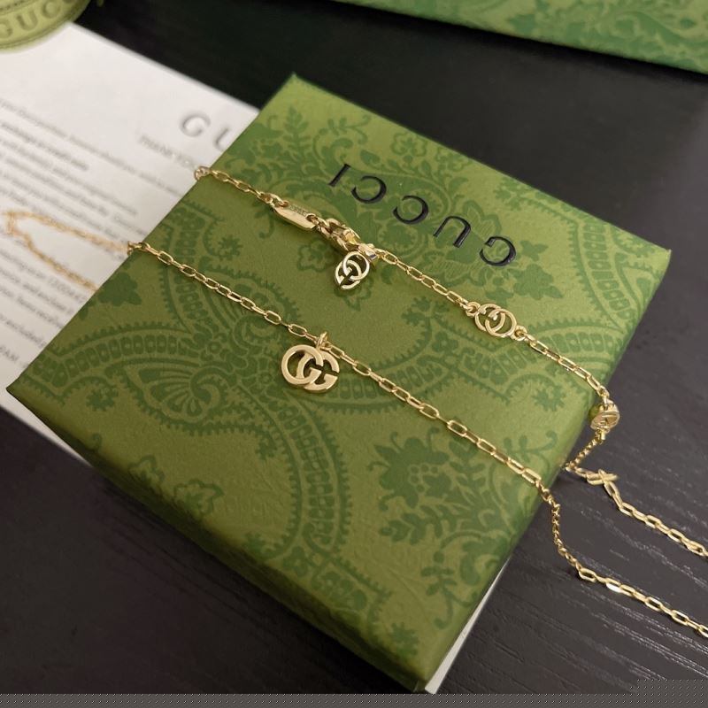 G*u*i necklaces